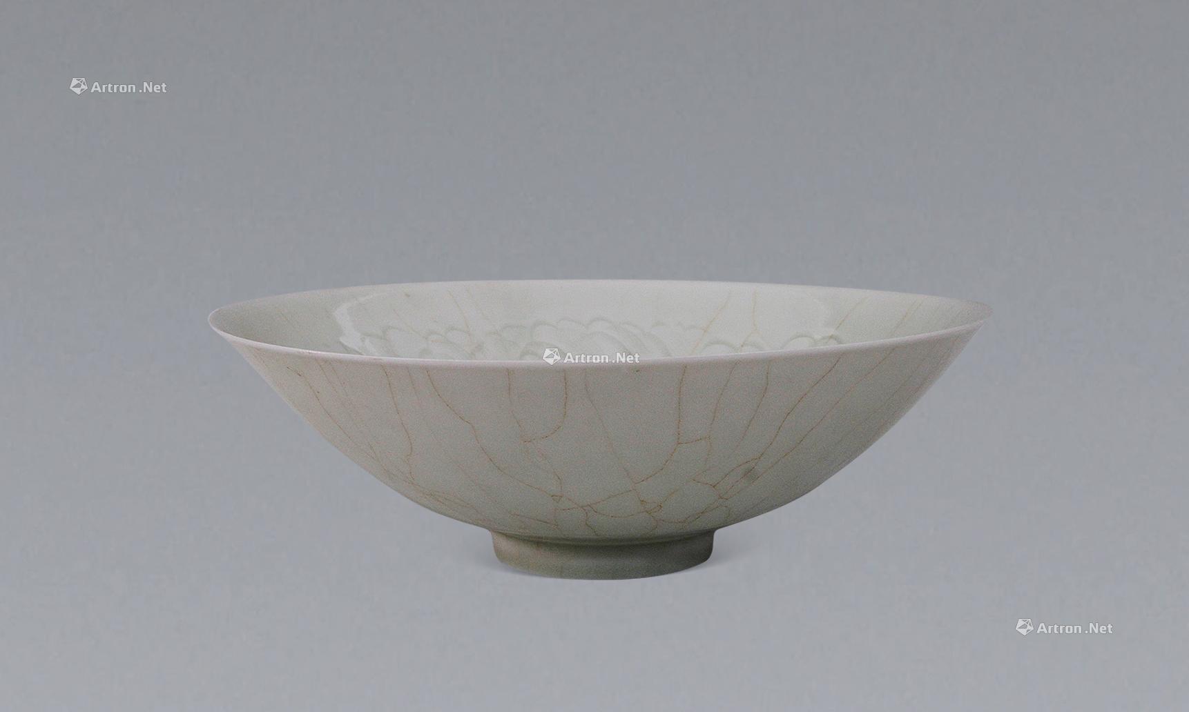 0981 宋 粉青釉刻花纹碗