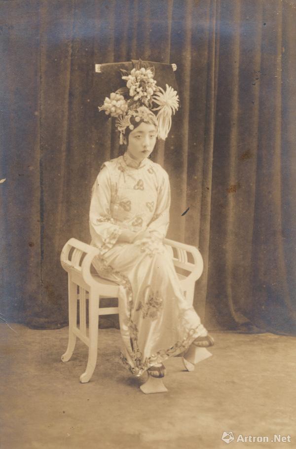 1910s  佚名 满族旗装女子坐像 银盐纸基 15x10cm