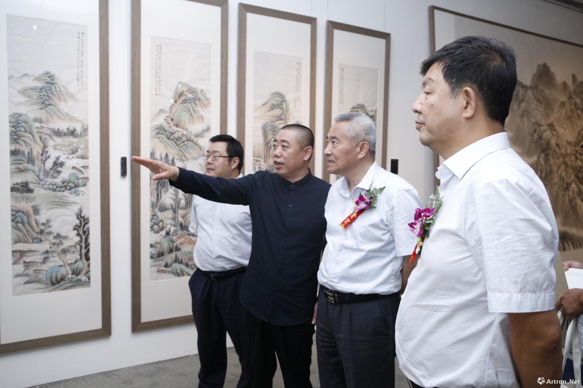 (左起)蒋迎春,艺术家刘广,邵鸿及支建华等诸位嘉宾共同观展