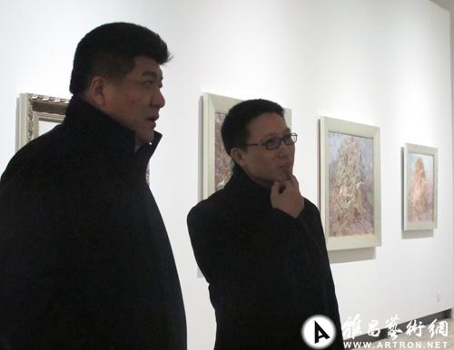久画廊负责人靳军(右)对于绘画的笔法,靳之林先生没有将绘画方式分开