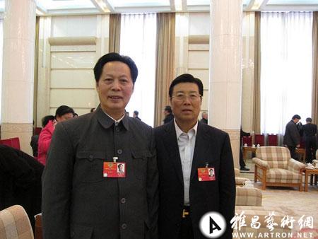 汪国新委员与全国人大代表,陕西省政协主席马中平在会场