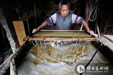 手工造纸的主要原料是麻类,树皮,竹子和稻单.