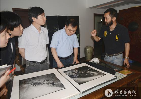 人民美术出版社社长汪家明视察黄建鹏画廊观看中国摄影大师原作