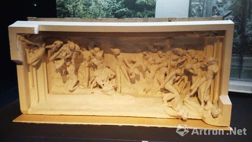 展厅展现了《地狱之门》(门楣部分)