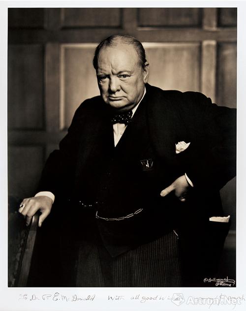 《愤怒的丘吉尔》是卡什在二战时期拍摄的英国首相邱吉尔的艺术肖像