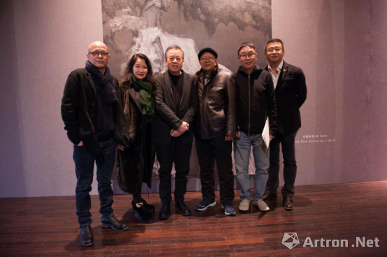 展览开幕现场,喜欢雪松作品的各界朋友们冒霾而来,艺术家雪松说:"