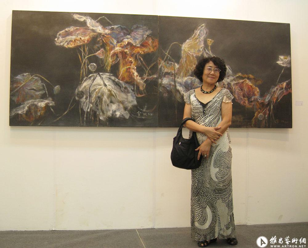 2011年北京艺术博览会于作品“禅风暗袭”前