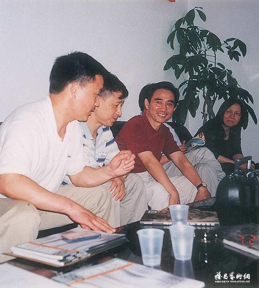 应邀在深圳美术馆个展之研讨会与香港艺术馆朱锦鸾馆长（右一）、皮道坚先生（右三）、鲁虹先生（右四）