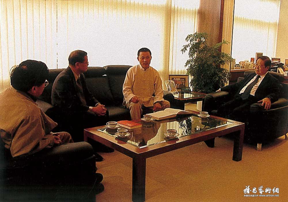 在香港中文大学与校长金耀基先生（右一）、香港大学副校长李焯芬先生（左二）、香港中文大学中国文化研究所原所长陈方正先生（左一）交流