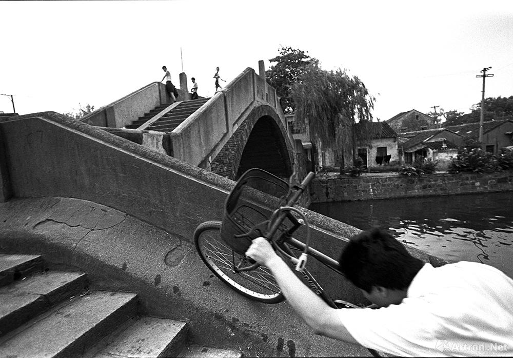 唐浩武作品：2003年南长街－推车上桥