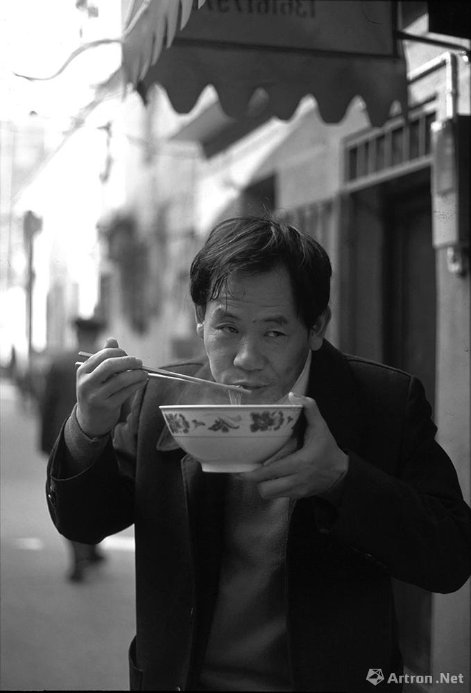 唐浩武作品：2003年长庆路-吃早餐的男人