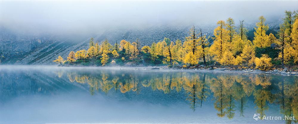 7 晨雾缥缈，寂静的湖面映照出多彩的树梢