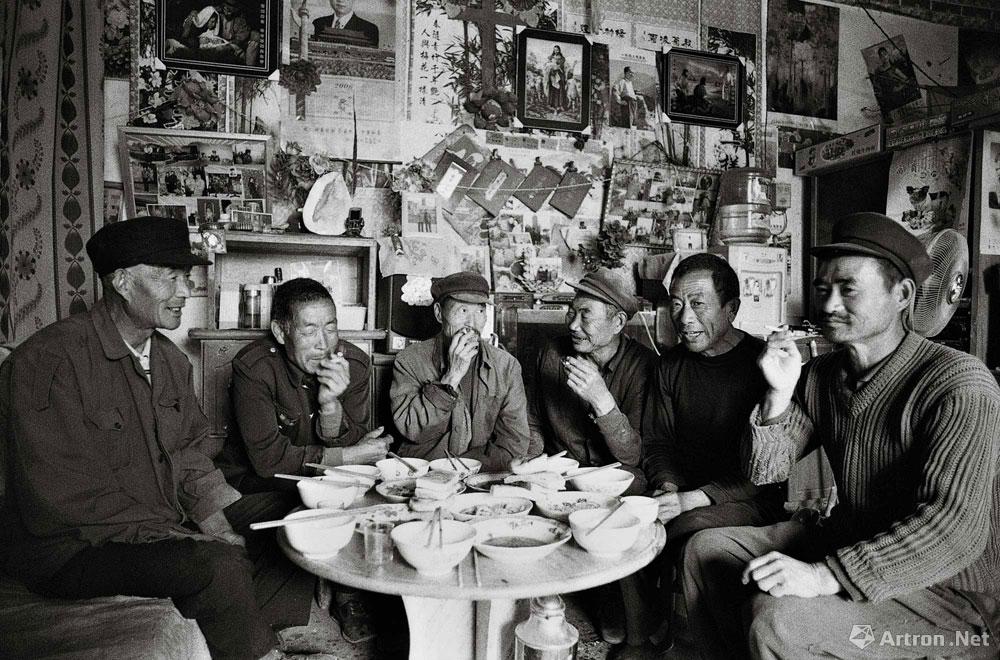 李元奇作品：参与建房的农民在饭后抽烟聊天，也算是休息