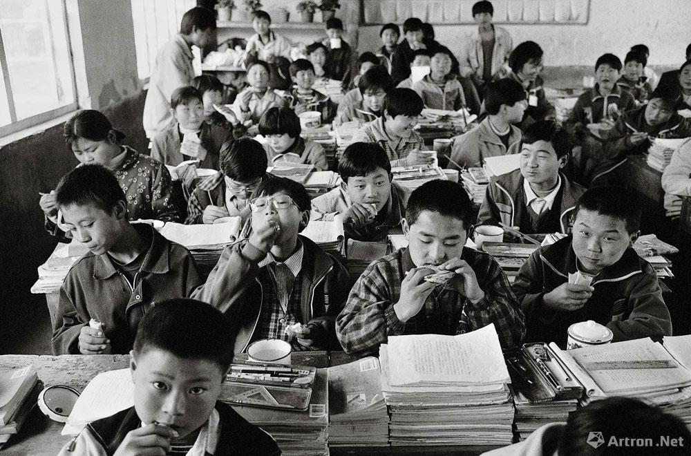 李元奇作品：沂水县诸葛镇下古村学校的学生午间在教室里用餐