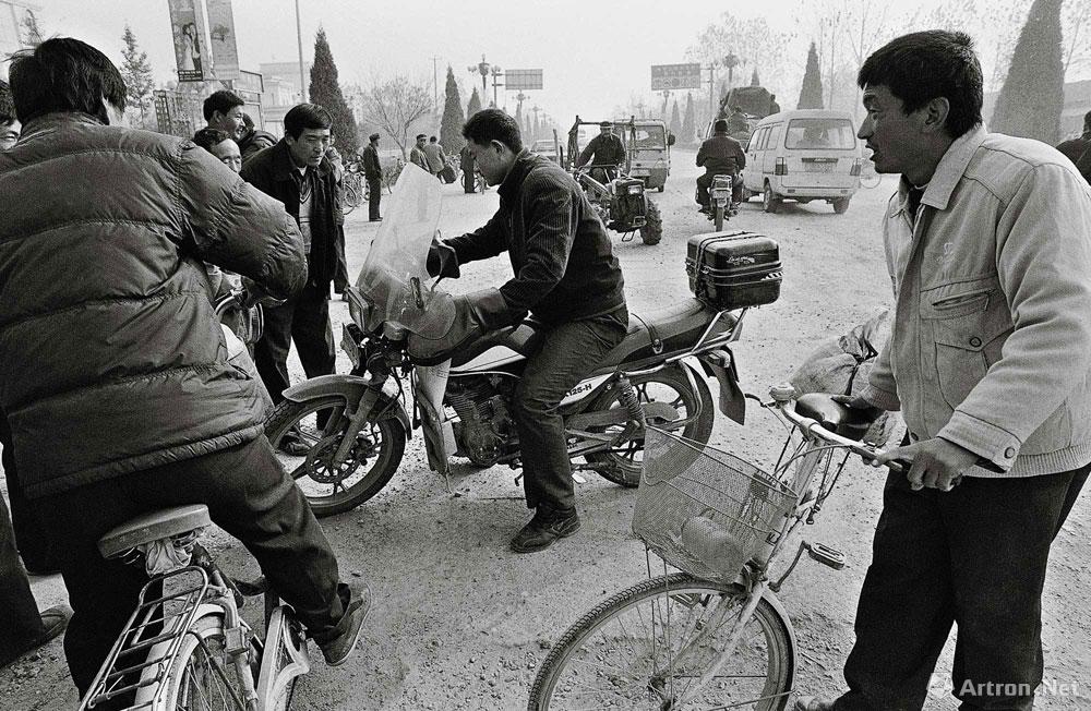 李元奇作品：青年人骑了摩托车来市场雇人