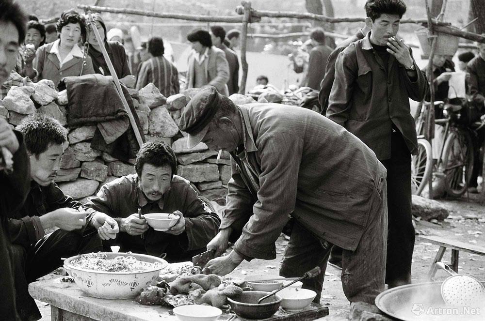 李元奇作品：在集市上喝一碗羊肉汤，是农民的一大享受