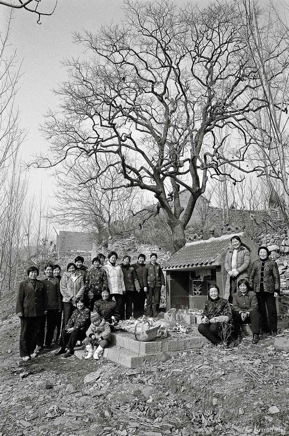 李元奇作品：正月初二，农民在土地庙前供奉，祈求福祉