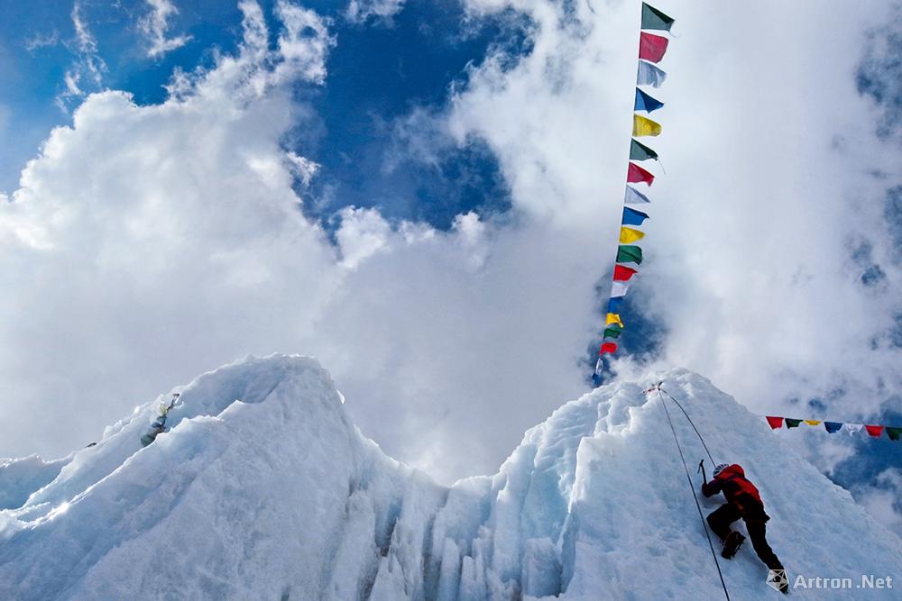 2010.4.10 冰塔林进行攀冰训练，攀爬陡峭冰峰是登山必备技巧.