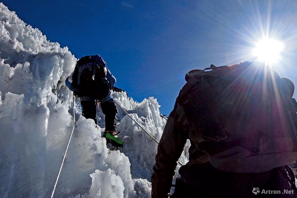 2010.4.24 珠峰营地，冰塔林中的冰峰十分陡峭，攀登需要勇气和技巧.