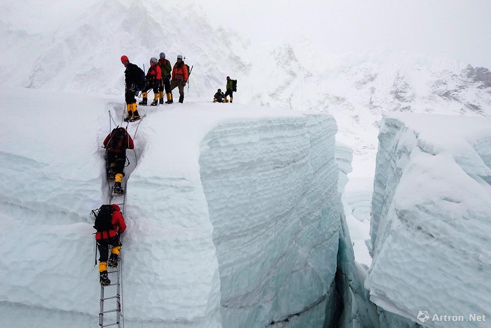 王石作品：2010.5.9  珠峰营地训练，队员们利用铝梯爬过危险的冰隙.
