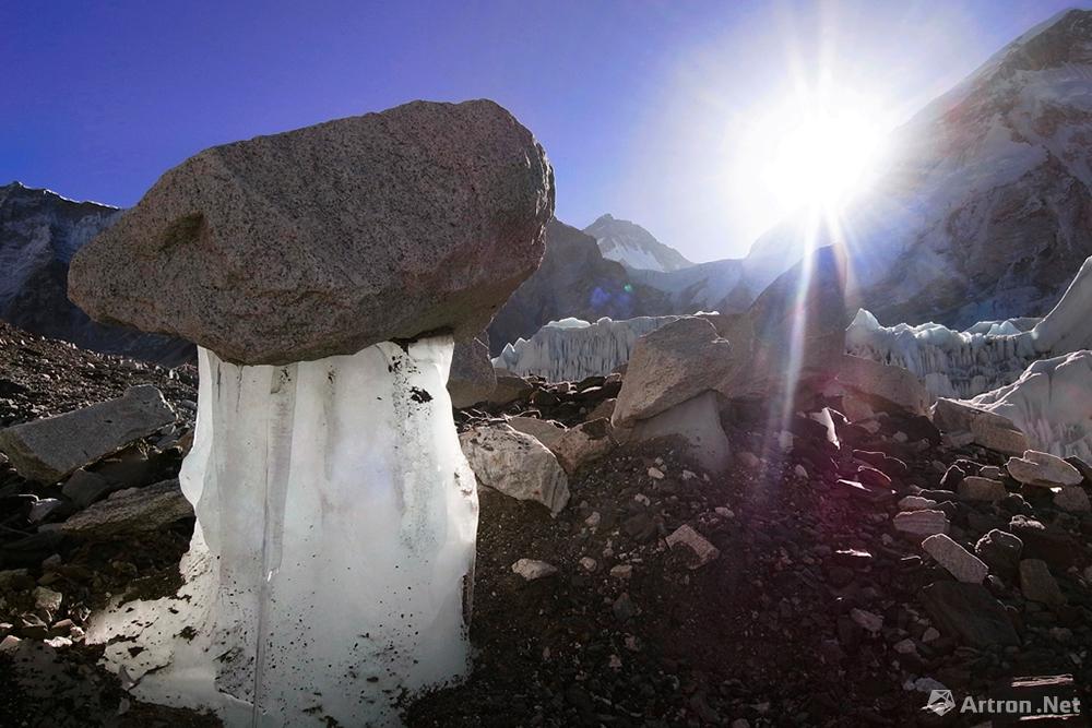 王石作品：2010.5.15 珠峰营地，大自然的鬼斧神工，形成冰柱托石的奇观.