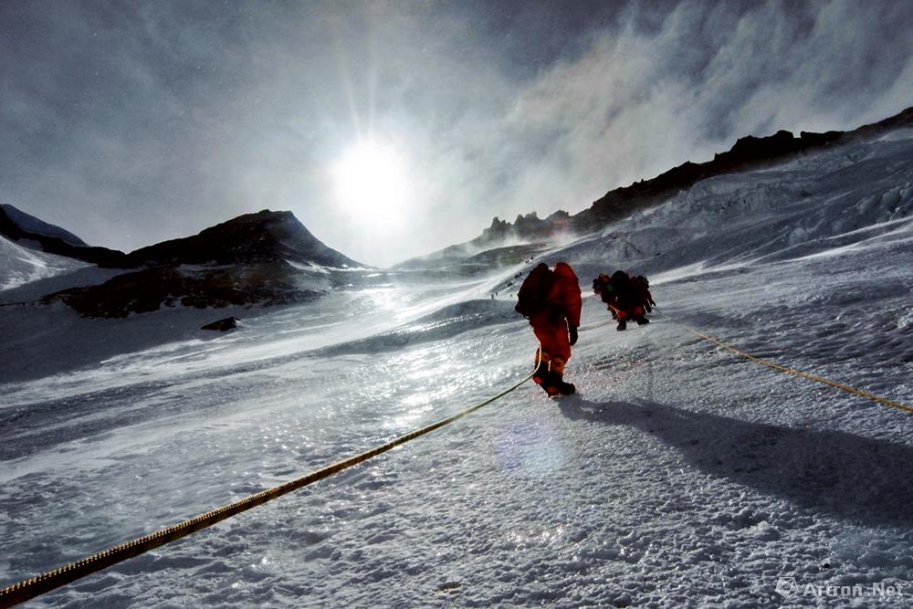 王石作品：2010.5.19 在珠峰营地训练，途中经过光溜险峻的大片冰坡.