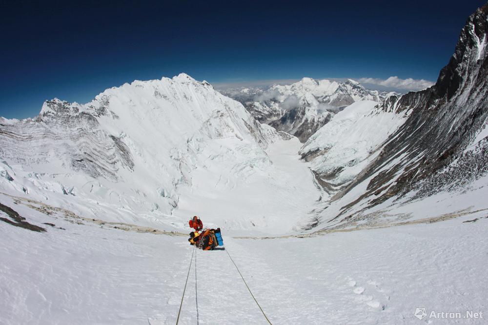 王石作品：2010.5.23 从珠峰南坡登顶后下撤，登山下撤的风险比登顶更大.