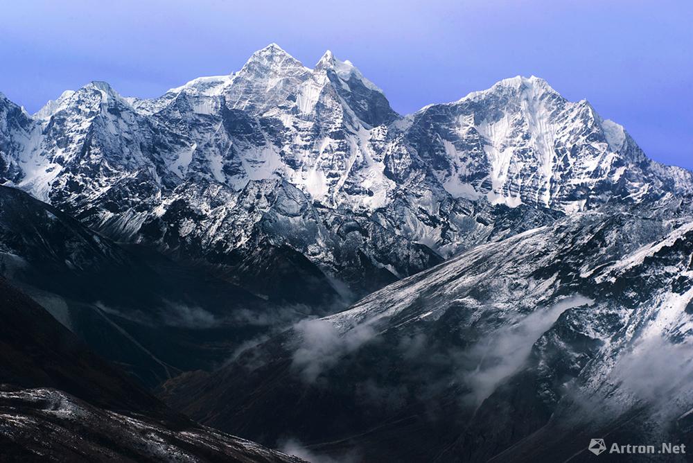 王石作品：2010.5.26 海拔4600米处的珠峰南坡大本营登顶下撤途中眺望远处高耸的雪山。