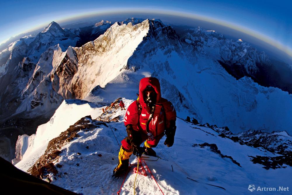 王石作品：2010.5.22 珠峰南坡海拔8800米处突击登顶途中。