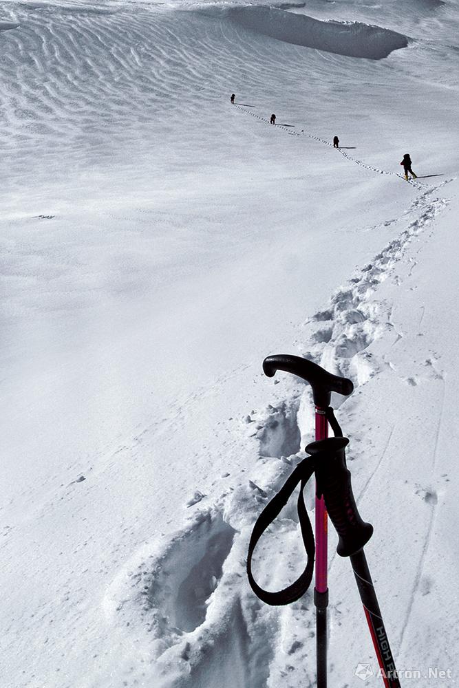 王石作品：2008.9.30 攀登希夏邦马峰茫茫无际的雪坡渐行渐远的背影和脚印。