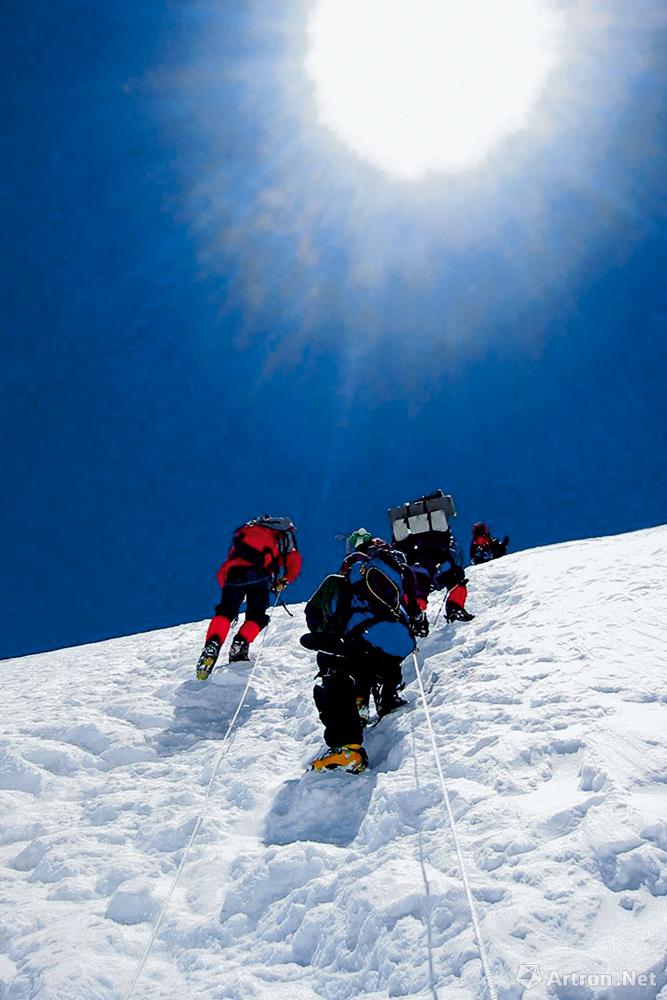 王石作品：2006.4.14 西藏向东峰海拔6200米处队员们开展适应性训练。