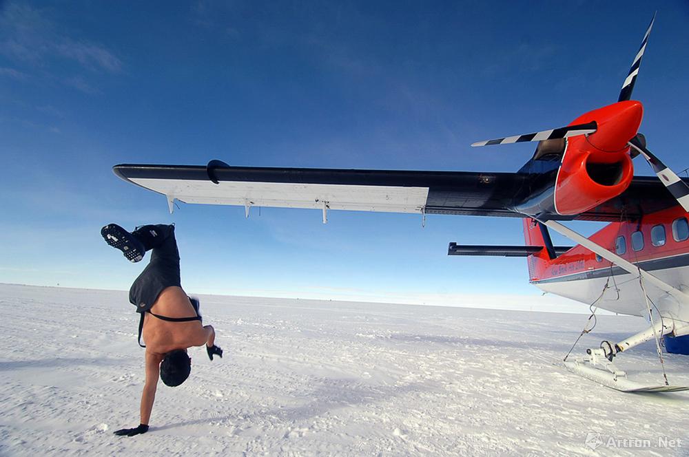 王石作品：2005.12.29 在南极点等来了接应的小飞机随行队友玩起了空翻。