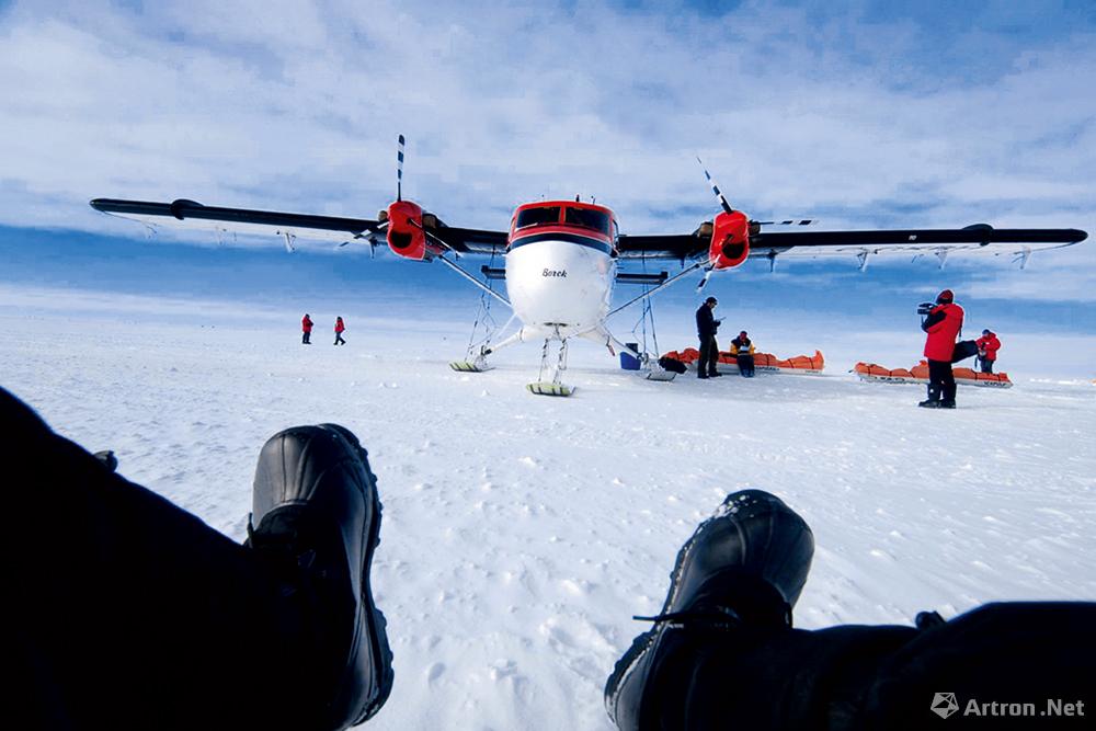 王石作品：2005.12.29 在南极点等待前来接应的小飞机。