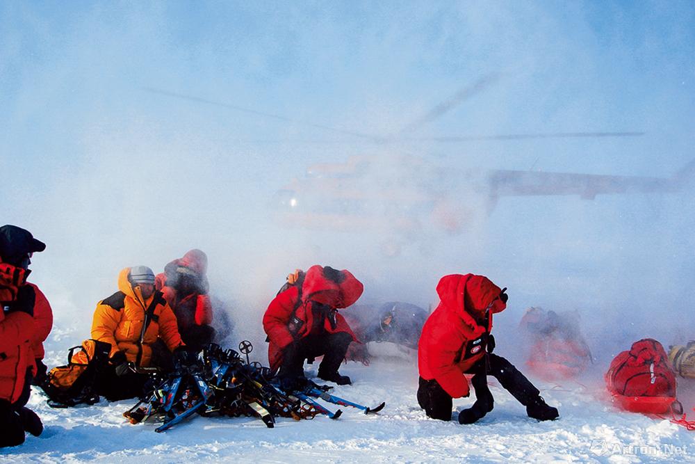 王石作品：2005.4.19 北极点直升机接队员返程降落前掀起巨大雪雾。