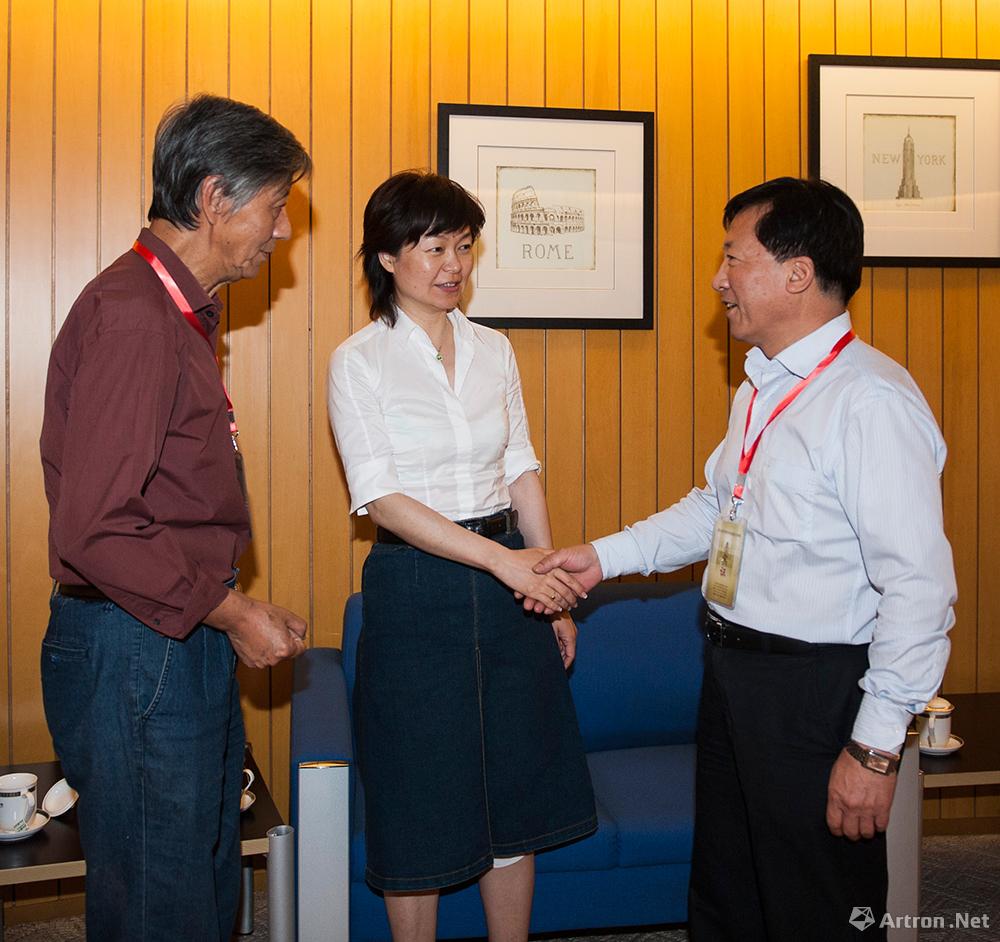 与中国摄协主席王瑶、天津市摄协主席李瑞雨在“2014华北五省摄影艺术展”期间交谈