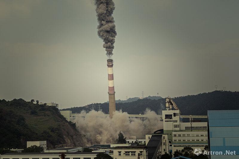 吴力作品：2014年11月12日，在一阵轰鸣声中，台州发电厂烟囱烟囱缓缓倾倒，完成了自己的历史使命，功成身退。