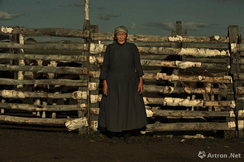 宝音作品：2011年7月，摄于内蒙古呼伦贝尔鄂温克旗《家园主妇》