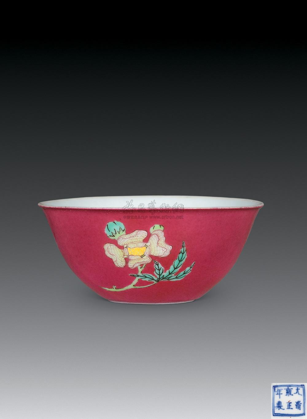 1840 清雍正 胭脂红釉地粉彩花蝶纹杯