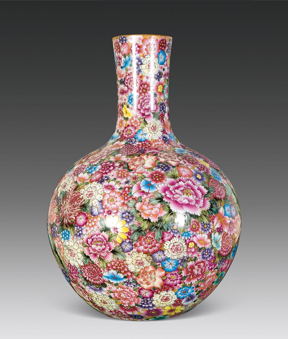 3297 清代 珐琅彩金地万花天球瓶 (一只)