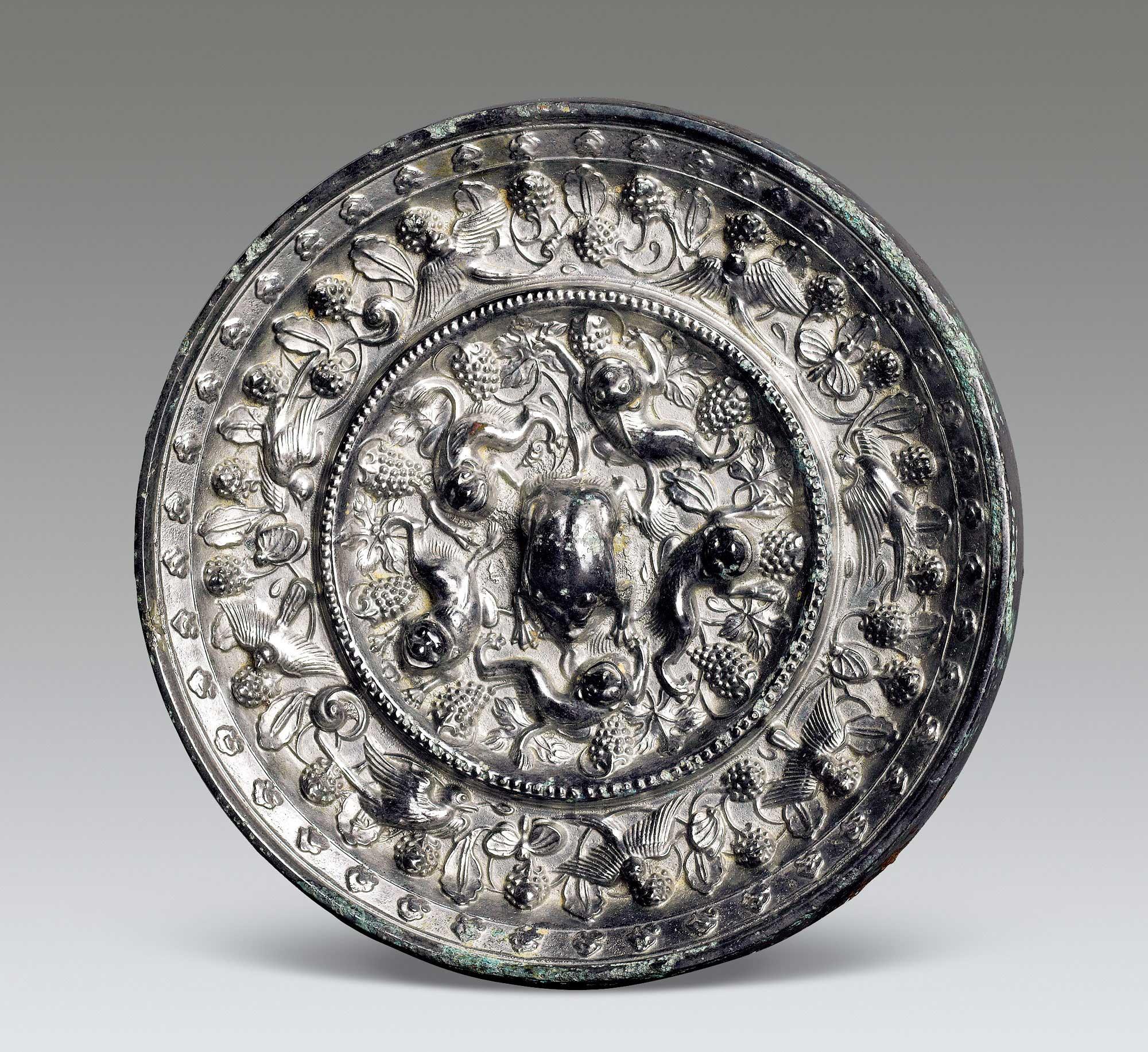 唐代海兽葡萄纹铜镜图片