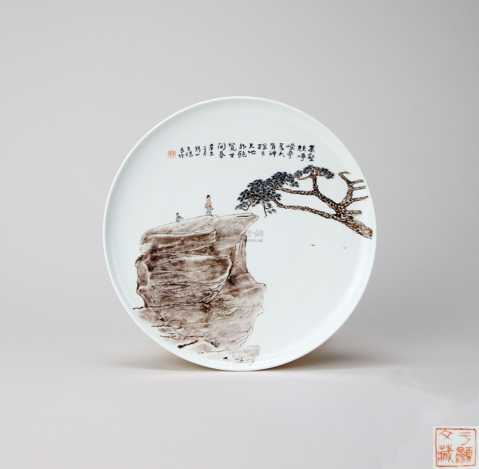 1135 1991年作 王锡良 粉彩《观松图》盘