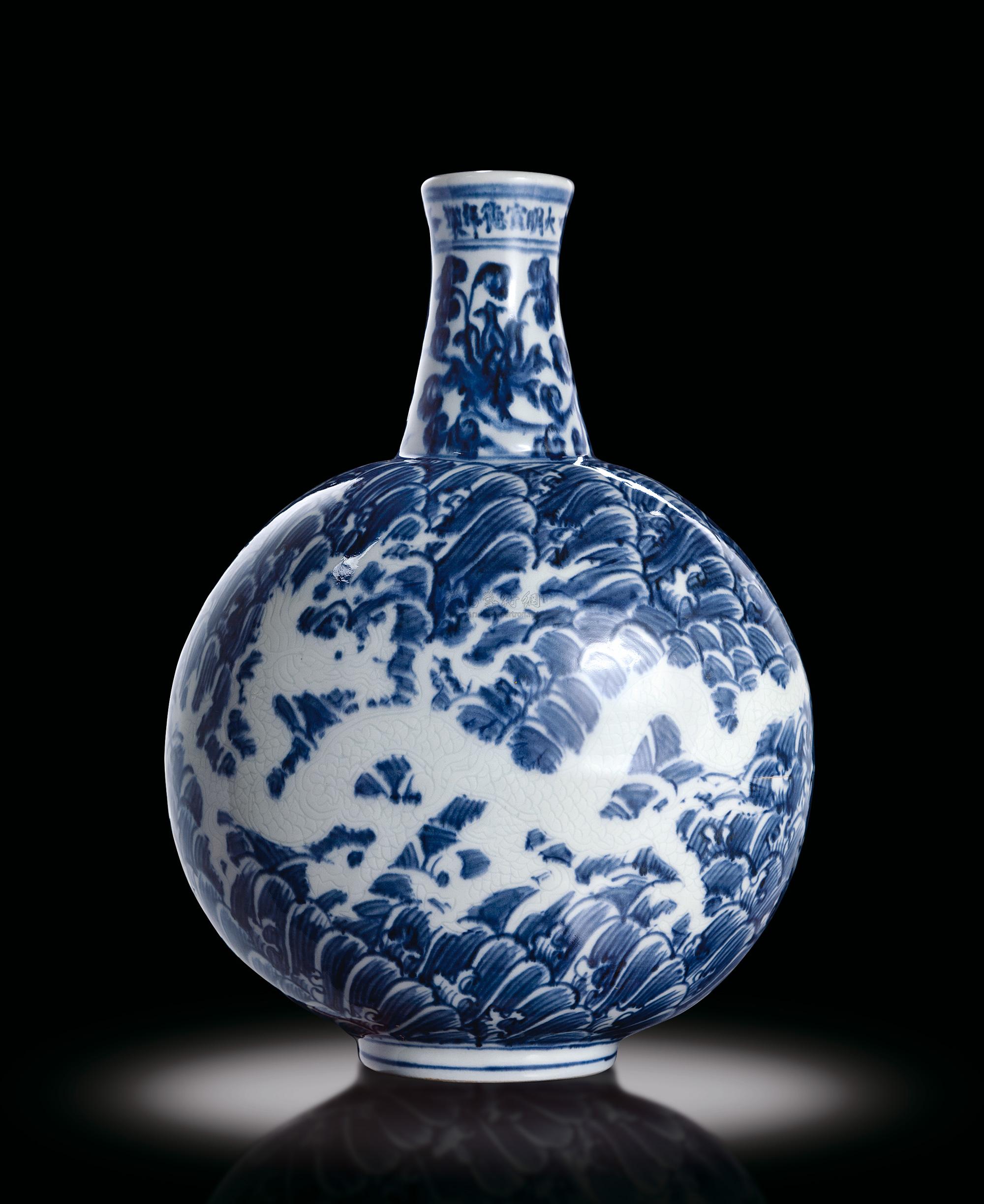 【明宣德 青花海水龙纹抱月瓶】拍卖品_图片_价格_鉴赏_明代青花瓷器