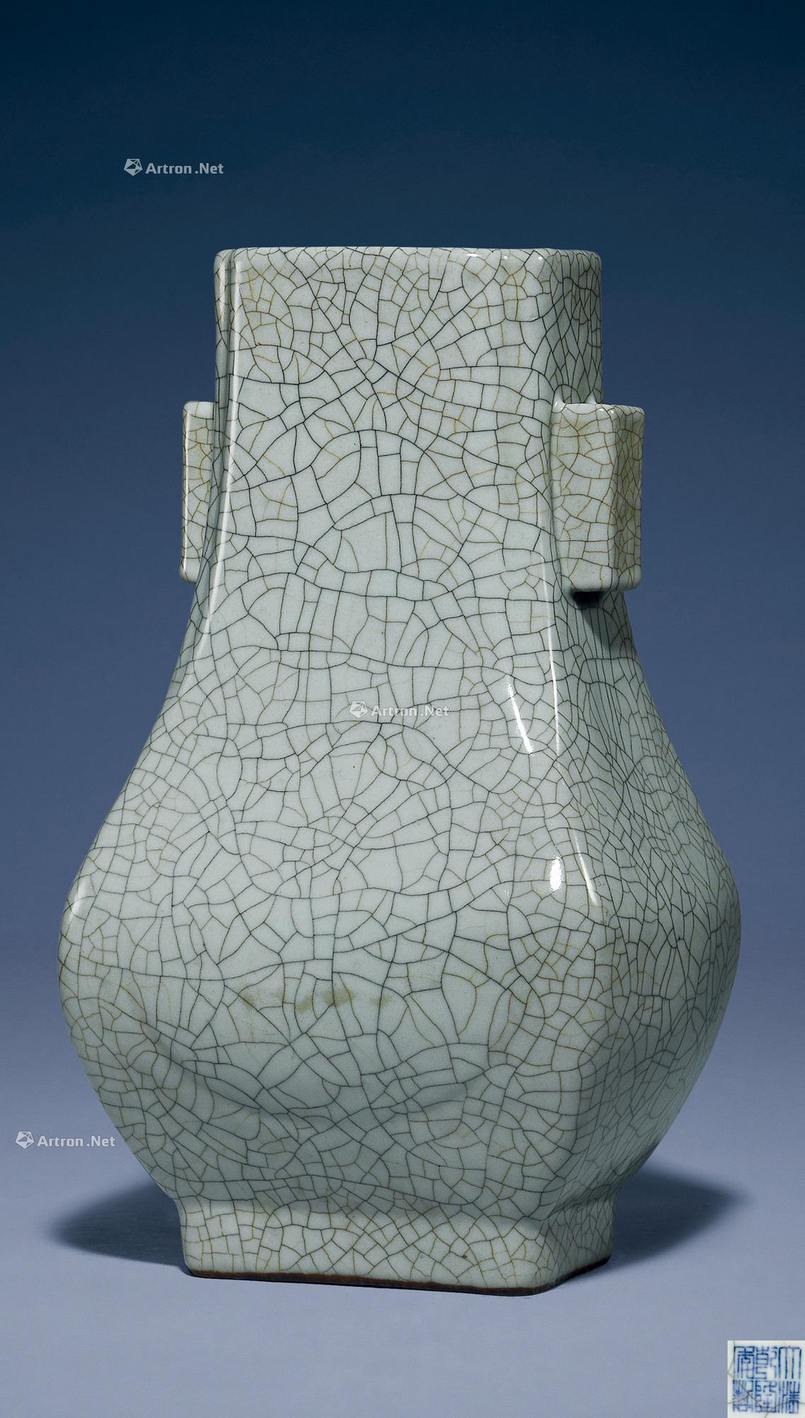 3248 清乾隆 仿哥釉贯耳方壶