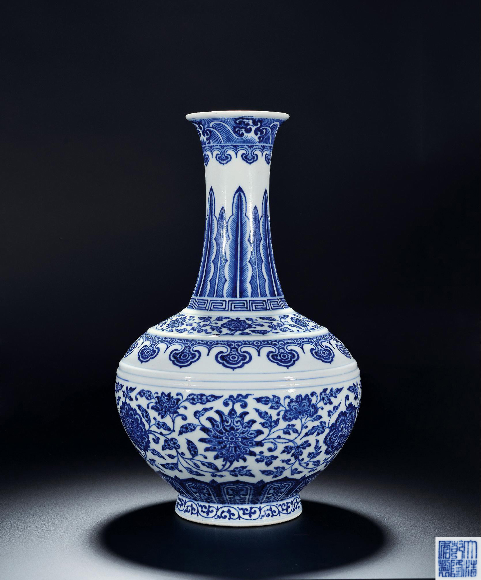 【清乾隆 青花缠枝莲赏瓶】拍卖品_图片_价格_鉴赏_清代青花瓷器_雅昌