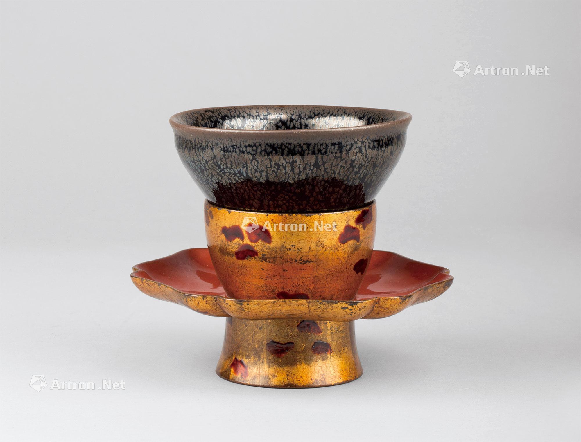 1682 宋代(960-1279年) 油滴天目茶碗 朱漆描金花口托盏 (二件一组)