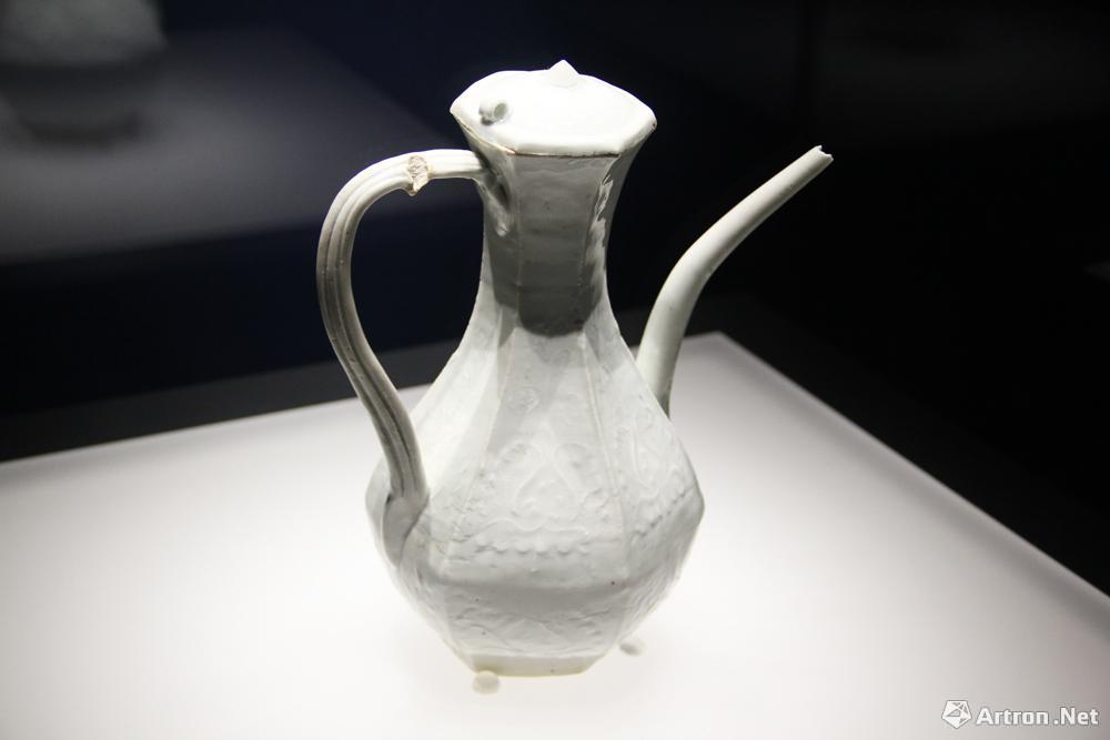 《德化窑青白釉印花八棱执壶》   南宋(1127-1279年)