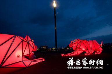 柏林中央火车站外展出两座“折纸老虎”