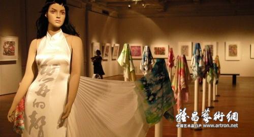 艺术家画作变身为丝巾 上海美术馆展“花开的声音”