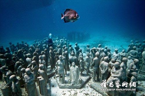 英国艺术家水下创作雕像保护珊瑚礁