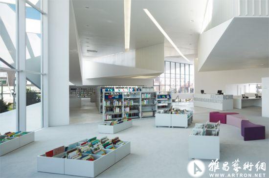 凿壁取光的多媒体图书馆设计